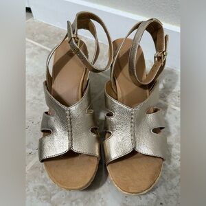 UGG Careena Women’s Platform Wedge Sandals in Pale Metallic Gold Color (Sz 10).
